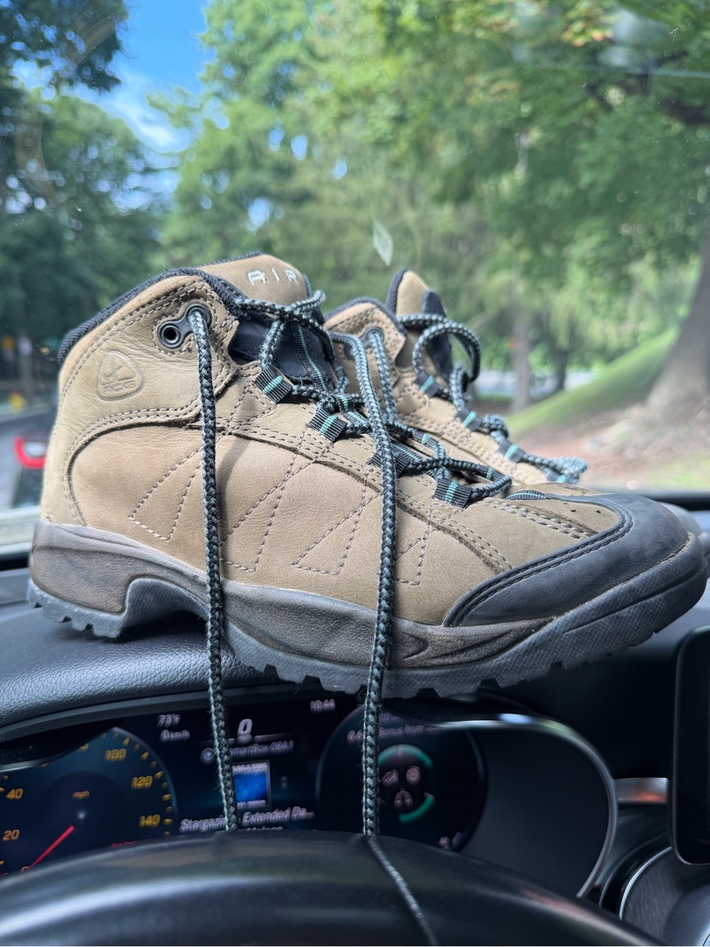 1999 Nike Women's Tan Hiking Boots - Rugged Outdoor Trail Shoe size 9